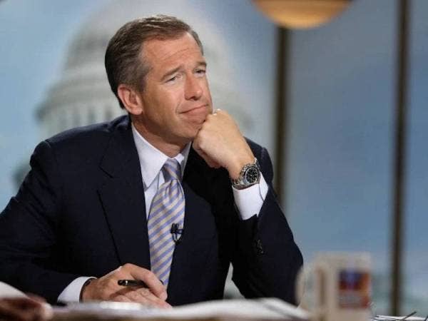 Pengacara stesen televisyen MSNBC, Brian Williams bertindak menamatkan siaran sidang akhbar Presiden Amerika Syarikat, Donald Trump dari Rumah Putih, Washington semalam. - Foto Getty Images