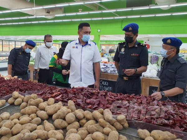 Ridzuan (tiga dari kanan) ketika meninjau keperluan asas di sebuah pusat membeli belah dalam kawasan PKPB di Mukim 12 pagi tadi. 