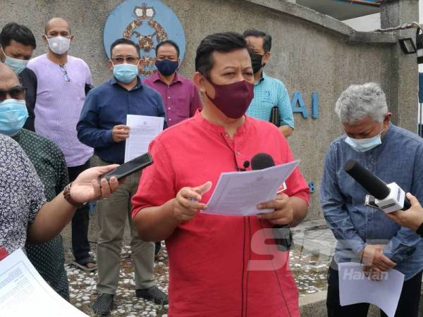 Mohd Razlan ketika ditemui media selepas membuat laporan di Balai Polis Pantai, Kuala Lumpur hari ini. 