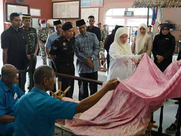Penghuni Penjara Penor yang menghasilkan kain tenun di Bengkel Tenun Pahang Diraja Penjara turut pernah menerima kunjungan Permaisuri Agung, Tunku Azizah Aminah Maimunah Iskandariah. - Foto Bernama