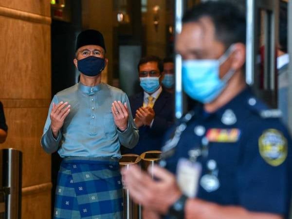 Tengku Zafrul yang memakai samping tenunan banduan Penjara Penor memanjatkan doa ketika berada di Kompleks Kementerian Kewangan sebelum bergerak ke Bangunan Parlimen bagi membentangkan Belanjawan 2021 hari ini.