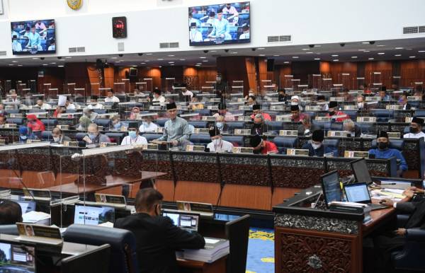 Menteri Kewangan Tengku Datuk Seri Zafrul Abdul Aziz ketika membentangkan Belanjawan 2021 di Parlimen hari ini. -Foto Bernama