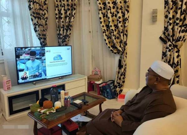 Muhammad Sanusi menyaksikan pembentangan Belanjawan 2021 di Seri Mentaloon, Alor Setar hari ini.