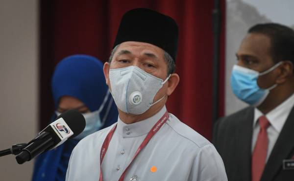 Fadillah bercakap pada sidang media selepas sesi pembentangan Belanjawan 2021 di Bangunan Parlimen hari ini.  - Foto Bernama