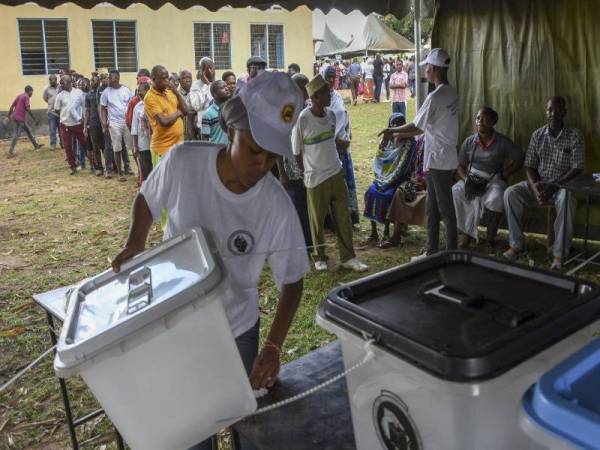 Pilihan raya Presiden Tanzania yang diadakan di negara itu pada Jumaat lalu didakwa dicemari dengan penipuan undi oleh parti pembangkang. - Foto AFP 