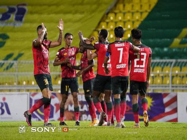 Pemain Kedah meraikan kejayaan jaringan Sherman yang membantu Kedah mengatasi Pahang 3-2 di Stadium Darul Aman, sebentar tadi. Foto FA Kedah 