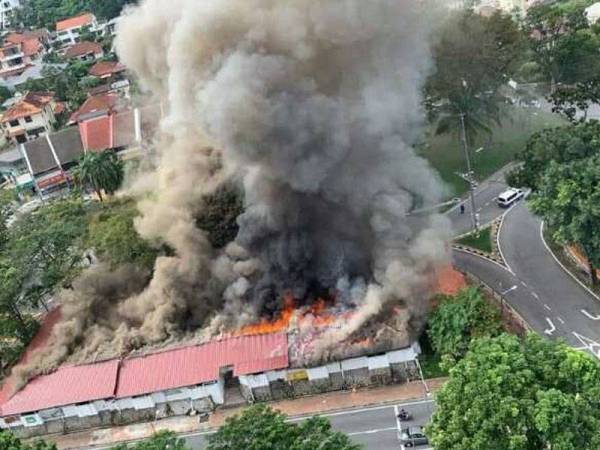 Medan Selera Tanjung Bungah terbakar dalam kejadian pagi tadi, namun tiada kemalangan jiwa dilaporkan.