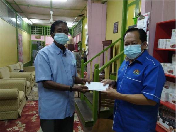 Ahmad (kanan) menyampaikan sumbangan kepada Samudram hari ini.