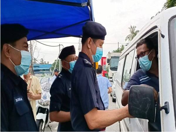 Boon Keng (tengah) ketika mengadakan tinjauan sekatan jalan raya Perintah Kawalan Pergerakan Bersyarat (PKPB) di Simpang Lima di sini hari ini.