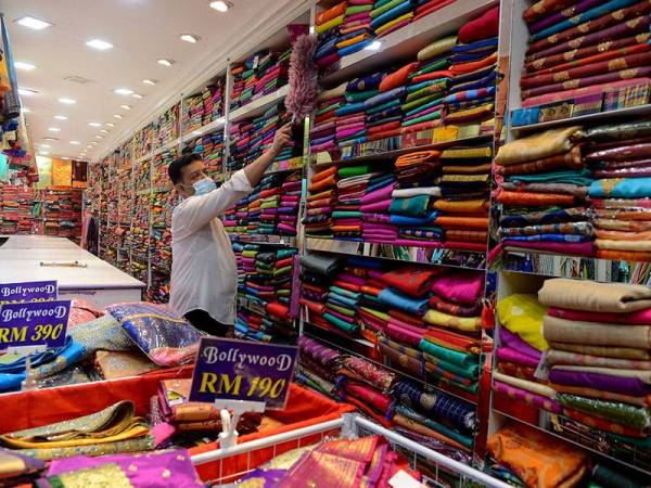 Kelihatan seorang pekerja melakukan kerja-kerja pembersihan bagi persiapan sempena sambutan Deepavali sambil mengamalkan Prosedur Operasi Standard (SOP) ketika tinjauan di Little India hari ini.