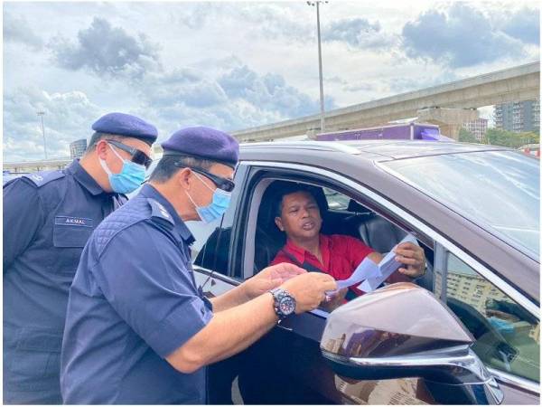 Razali melakukan pemantauan di lokasi sekatan jalan raya di Plaza Tol Sungai Besi hari ini.