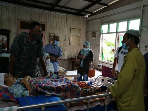 Ismail (kanan) menerima kunjungan Timbalan Menteri Perdagangan Dalam Negeri dan Hal Ehwal Pengguna, Datuk Rosol Wahid di rumahnya keluarganya di Kampung Beladau Kepong, Serada di Kuala Terengganu hari ini.