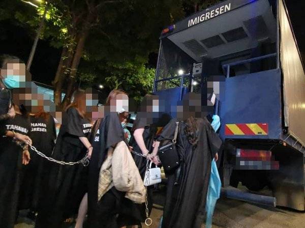 Kesemua yang ditahan dibawa ke Pusat Kesihatan Daerah Putrajaya (PKD) untuk ujian saringan Covid-19 sebelum dibawa ke Ibu Pejabat Imigresen Putrajaya sekiranya negatif.