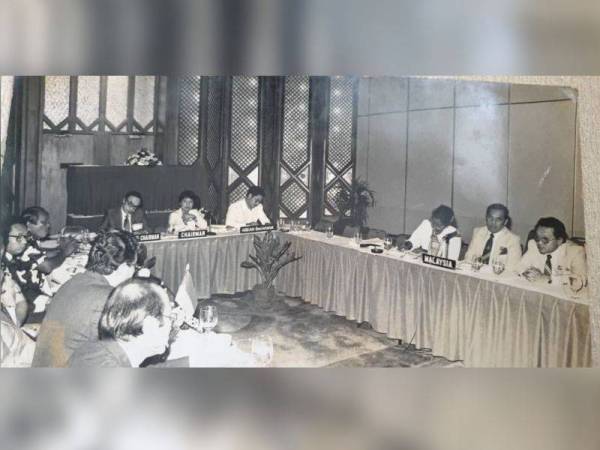 Wan Mahmood (dua dari kanan) ketika mewakili delegasi Malaysia pada acara ASEAN Meeting on Media Corporation pada sekitar tahun 1970-an.