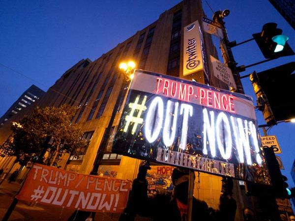 Penyokong Biden pula menaikkan sepanduk Trump/Pence #outnow selepas Biden kini mendahului dalam perlumbaan ke Rumah Putih. - EPA