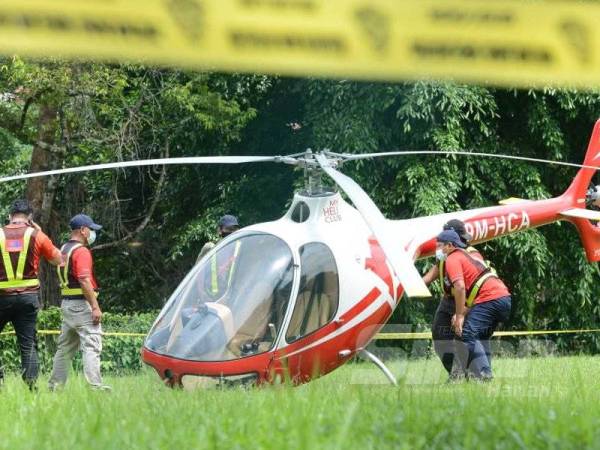 Sebuah lagi helikopter yang mendarat di padang sekolah. - FOTO MOHD IZARI ROSLI