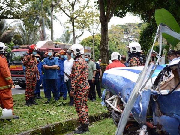 Mohamed Azmin turun padang ke lokasi kejadian. (Foto: Twitter Azmin Ali).