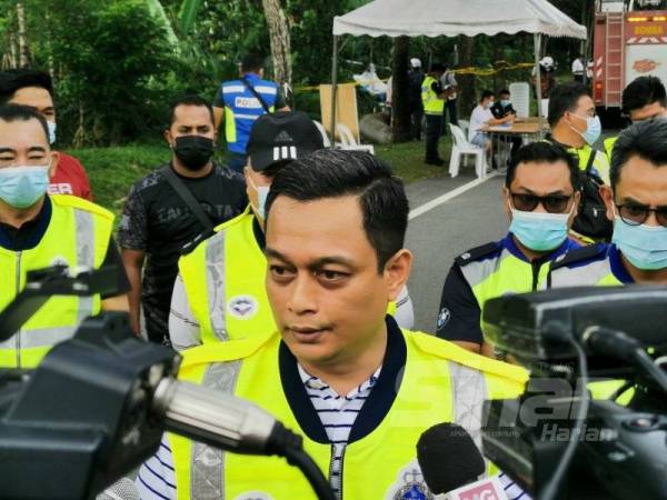 Ketua Polis Daerah Ampang Jaya, ACP Mohamad Farouk Esha ketika ditemui media. - FOTO MOHD IZARI ROSLI