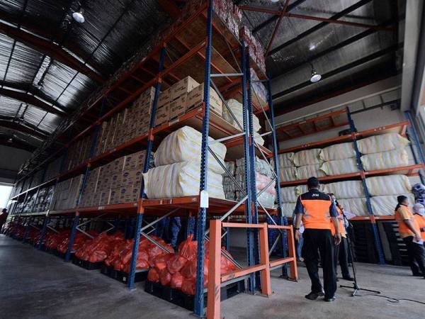 Depoh Simpanan Keperluan Bencana Zon Selatan yang terletak di Parit Keroma, Jalan Abdul Rahman menempatkan pelbagai keperluan asas dan makanan bagi mangsa-mangsa bencana bagi zon selatan iaitu Johor, Melaka dan Negeri Sembilan.