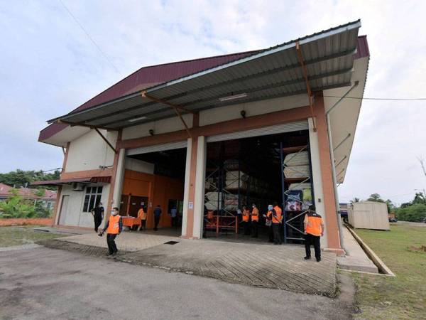 Depoh Simpanan Keperluan Bencana Zon Selatan yang terletak di Parit Keroma, Jalan Abdul Rahman menempatkan pelbagai keperluan asas dan makanan bagi mangsa-mangsa bencana bagi zon selatan iaitu Johor, Melaka dan Negeri Sembilan.
