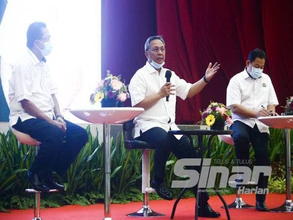 Hasni ketika berucap dalam Sesi Townhall Jelajah Makmur Johor di Dewan Serbaguna Segamat, Segamat hari ini.