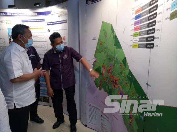 Hasni (kiri) diberi penerangan selepas merasmikan Sesi Townhall Jelajah Makmur Johor di Dewan Serbaguna Segamat, Segamat hari ini.