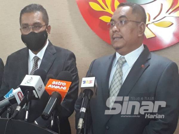 Muhammad Sanusi (kanan) dan Takiyuddin pada sidang akhbar di Wisma Darul Aman, Alor Setar hari ini.