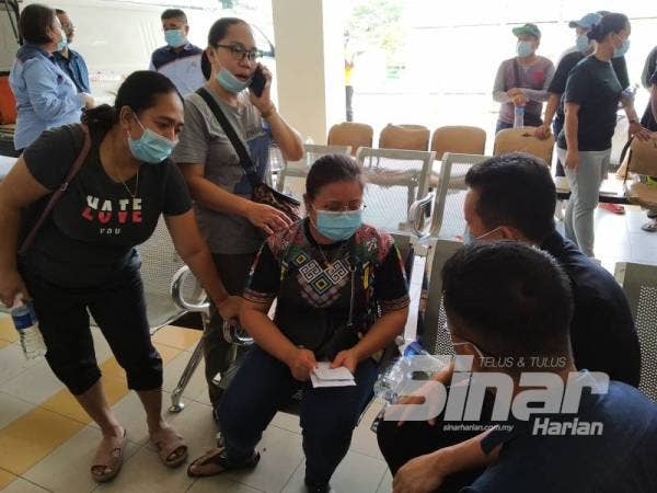 Elizcavelynicy (tengah) sewaktu di Hospital Sultan Ismail, Johor Bahru selepas tragedi kemalangan maut menimpa adiknya pada 1 November lalu.