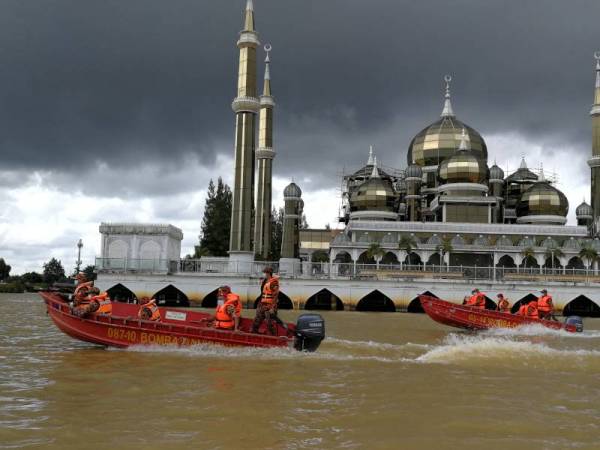Md Hilman dan pegawainya bersama pegawai ABPM Wilayah Timur membuat pengujian bot di Sungai Terengganu berhampiran Masjid Kristal, Kuala Terengganu hari ini.