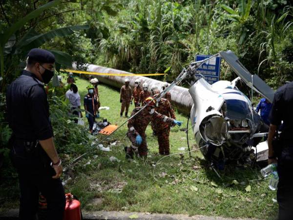 Dua lelaki disahkan maut dalam nahas melibatkan dua helikopter yang dipercayai bertembung di udara sebelum sebuah daripadanya terhempas dalam kejadian kira-kira 12 tengah hari tadi di Taman Melawati, Ampang dekat sini. - Foto Bernama
