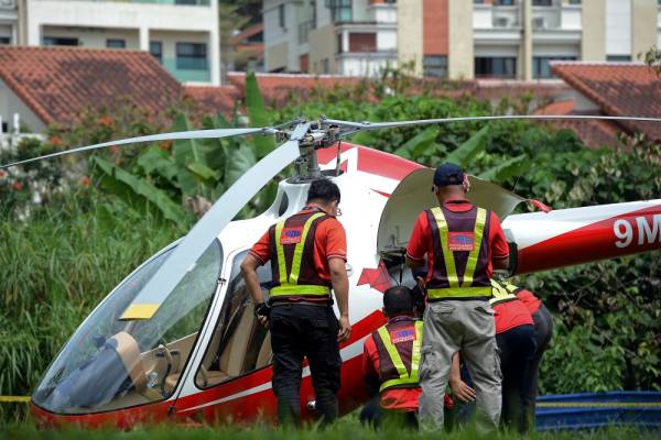 Kelihatan sebuah helikopter yang sempat membuat pendaratan cemas dalam kejadian melibatkan dua helikopter. -Foto Bernama