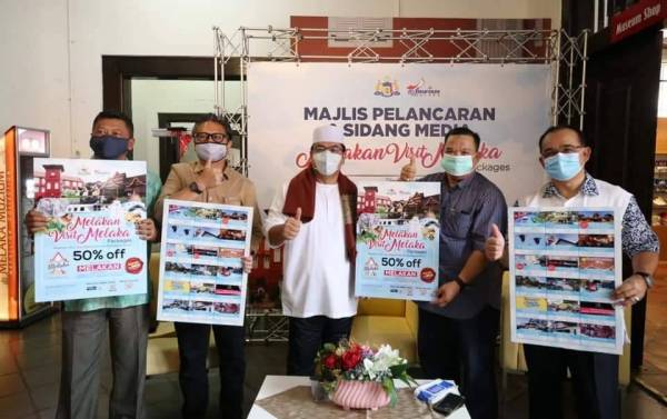 Sulaiman (dua dari kanan) melancarkan program ‘Melakan Visit Melaka 2020’ di Banda Hilir, Melaka hari ini.