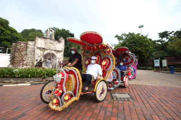 Sulaiman menaiki beca mengelilingi Banda Hilir, Melaka sempena pelancaran program ‘Melakan Visit Melaka 2020’ hari ini.