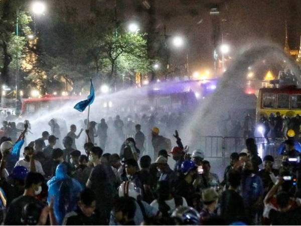 Pihak berkuasa menggunakan semburan meriam air untuk menyuraikan kumpulan prodemokrasi tersebut yang berarak menuju ke Istana Besar hari ini. - Foto AFP