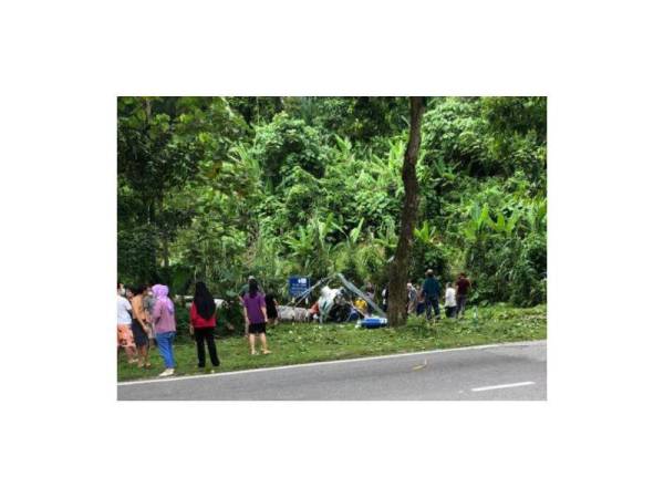 Helikopter terhempas dekat Taman Melawati, Ampang, Selangor kira-kira jam 12 tengah hari tadi