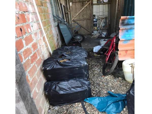 Rokok seludup yang dirampas dari sebuah stor belakang rumah lelaki Filipina di Kampung Bakau Baru, Jalan Silam, Lahad Datu semalam.