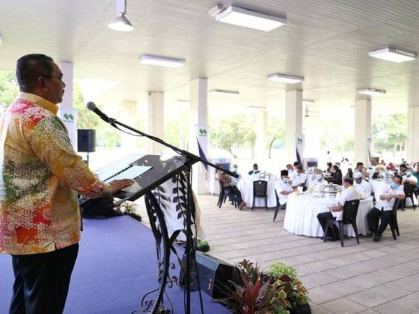 Muhammad Sanusi menyampaikan amanat pada Majlis Libat Urus Menteri Besar bersama Peladang MADA di Ibu Pejabat MADA di Ampang Jajar, Alor Setar baru-baru.