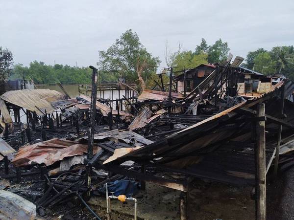 Keadaan rumah yang hangus di Kampung Sri Dungun.