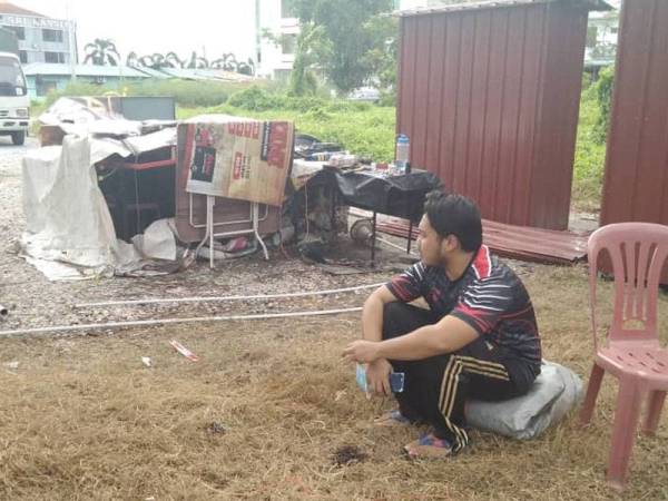 Luluh hati Zulhazwan selepas khemahnya dibadai ribut dalam kejadian hujan lebat dan ribut di Tanjong Karang awal pagi tadi.