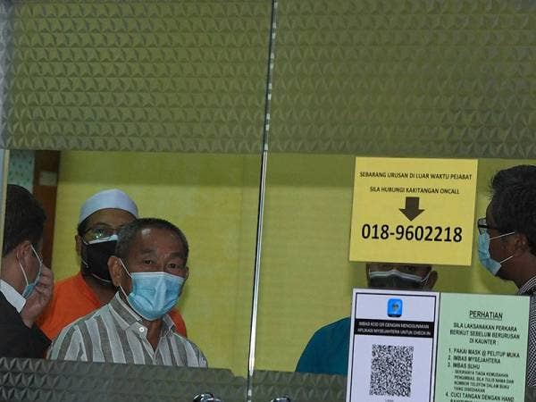 Mangsa yang terselamat dalam nahas helikopter di Taman Melawati Datuk Ahmad Jauhari Yahya (tiga dari kiri) menziarah jenazah Mohamed Sabri Baharom di bilik mayat HCTM UKM, Kuala Lumpur hari ini. - Foto Bernama