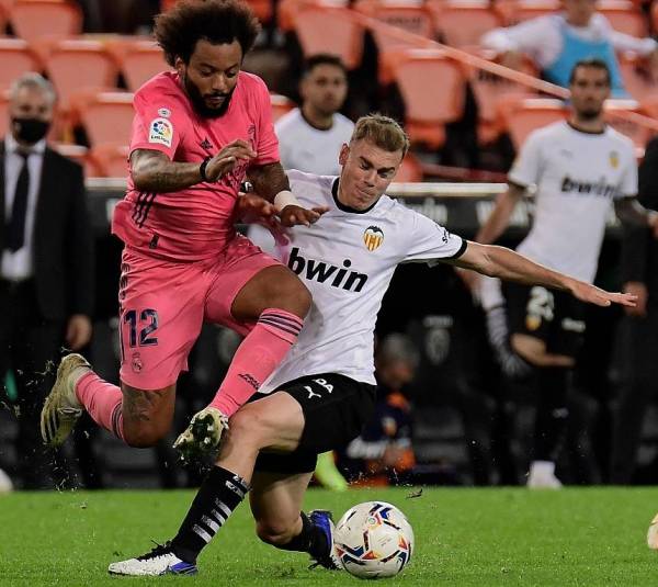 Pemain Valencia (kanan) cuba menyekat asakan daripada pemain Real Madrid. - Foto sportdeskcom.mt