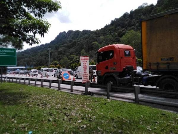 Trafik perlahan sepanjang 300 meter di sekatan jalan raya Plaza Tol Gombak sekitar jam 1 tengah hari ini.