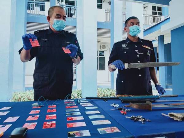 Polis merampas beberapa keping kad ATM dan senjata daripada lima ahli 'ah long'.
