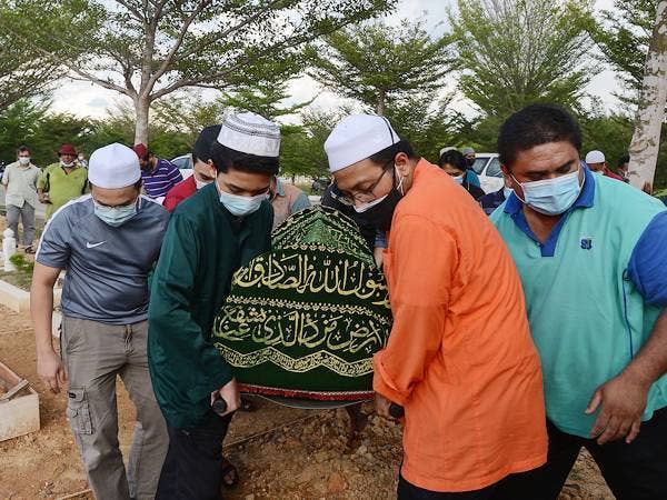 Farhan Hasif, 13, (dua dari kiri) mengusung jenazah ayahnya iaitu mangsa helikopter terhempas Allahyarham Mohd Irfan Fikri Mohamed Rawi di tanah perkuburan Subang USJ22 hari ini. Dalam kejadian semalam, Mohemed Sabri, 56, dan Mohd Irfan Fikri Mohamed Rawi, 41, maut dalam nahas melibatkan dua helikopter yang dipercayai bertembung di udara sebelum sebuah daripadanya terhempas dalam kejadian 11.50 pagi di Taman Melawati Ampang. - Foto Bernama
