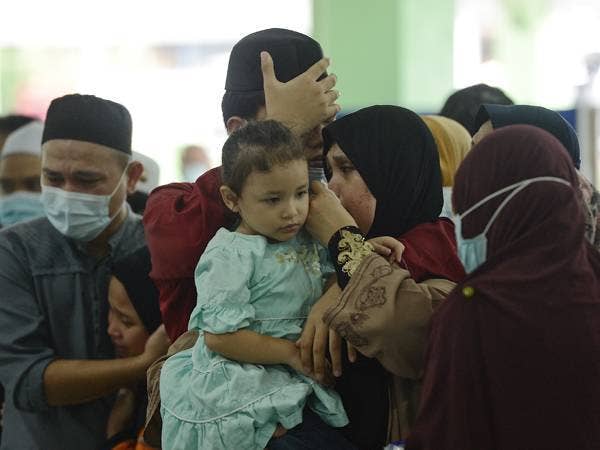 Balu Wan Allahyarham Mohd Irfan Fikri Mohamed Rawi, Wan Nani Bazlin, 41, kelihatan sebak ketika jenazah suaminya dibawa ke Surau Al-Ikhwan,Taman Puncak Jalil hari ini. Mohd Irfan Fikri, 41, akan dikebumikan di Tanah Perkuburan Islam Subang USJ 22.- Foto Bernama
