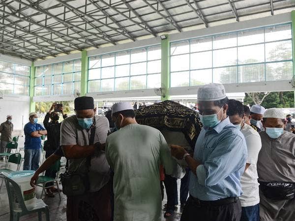 Jenazah Allahyarham Mohd Irfan Fikri Mohamed Rawi dibawa ke Surau Al-Ikhwan,Taman Puncak Jalil untuk disolatkan hari ini.
Mohd Irfan Fikri, 41, akan dikebumikan di Tanah Perkuburan Islam Subang USJ 22. - Foto Bernama
