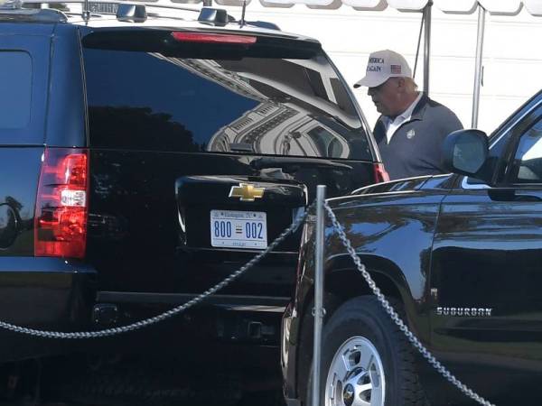 Trump berjalan menuju ke kenderaannya di Rumah Putih, Washington D C pada Ahad lalu. - Foto AFP