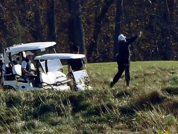 Trump (kanan) bermain golf di kelab golfnya di Sterling, Virginia pada Sabtu lalu. - Foto AFP