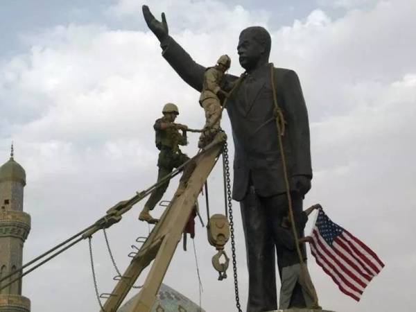 George Bush memberi lampu hijau untuk tentera AS menyerang Afghanistan.