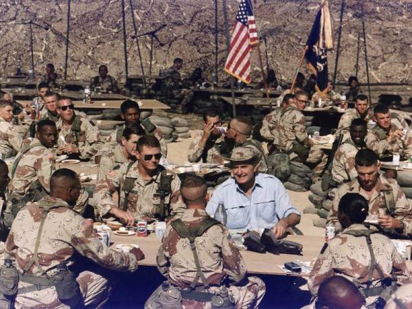 HW Bush menjadi Presiden AS yang mengarahkan Perang Teluk pada tahun 1990. - Foto Britannica